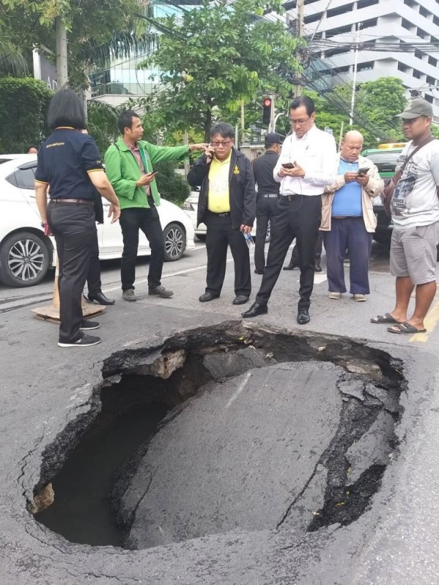 กทม.เร่งซ่อมถนนย่านเพชรบุรียุบตัว