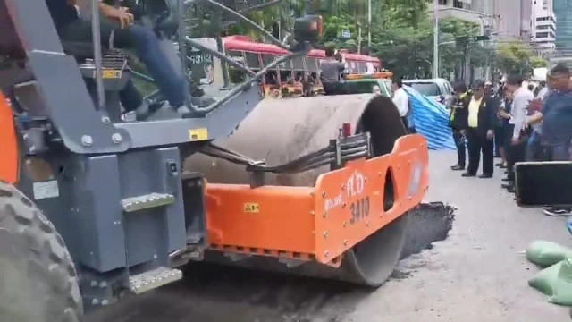 กทม.เร่งซ่อมถนนย่านเพชรบุรียุบตัว