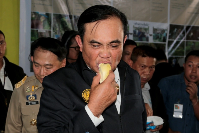 "ลุงตู่" โดนหนามทุเรียนบาดมือ