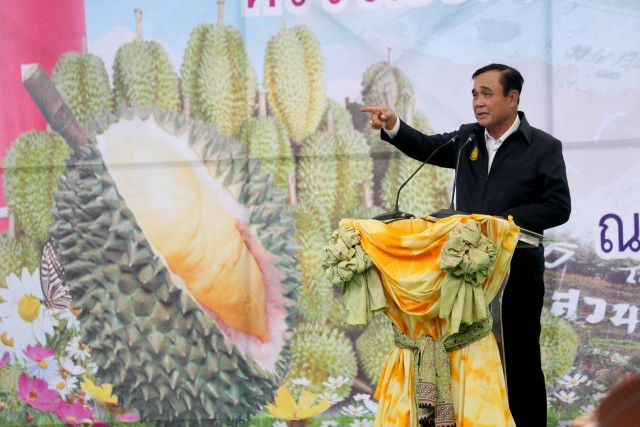 "ลุงตู่" โดนหนามทุเรียนบาดมือ