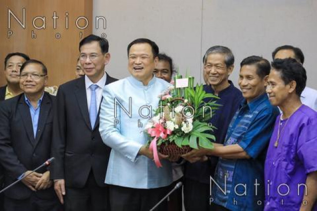 "อนุทิน" คืนสิทธิ์ "หมอพื้นบ้าน" กว่า 3 พันคน