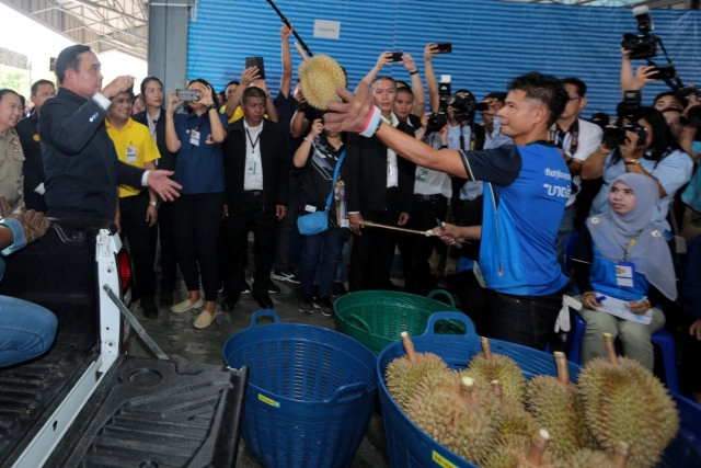 "ลุงตู่" โดนหนามทุเรียนบาดมือ