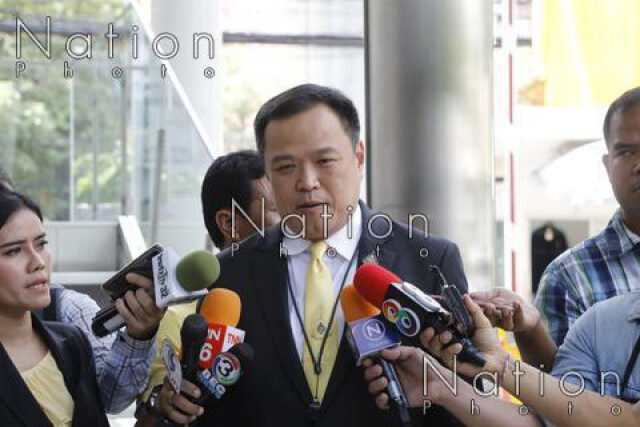 "อนุทิน" รับมอบกัญชาล็อตแรก 4,500 ขวด