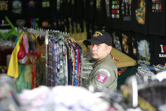 ระทึก คนร้ายซุกระเบิดเพลิงร้านขายเสื้อผ้าประตูน้ำ