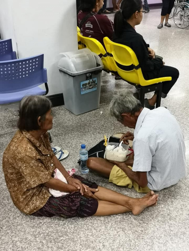 สาวแชร์เรื่องราวของ 2 ตายาย นั่งพื้นกินข้าวเปล่าที่โรงพยาบาล