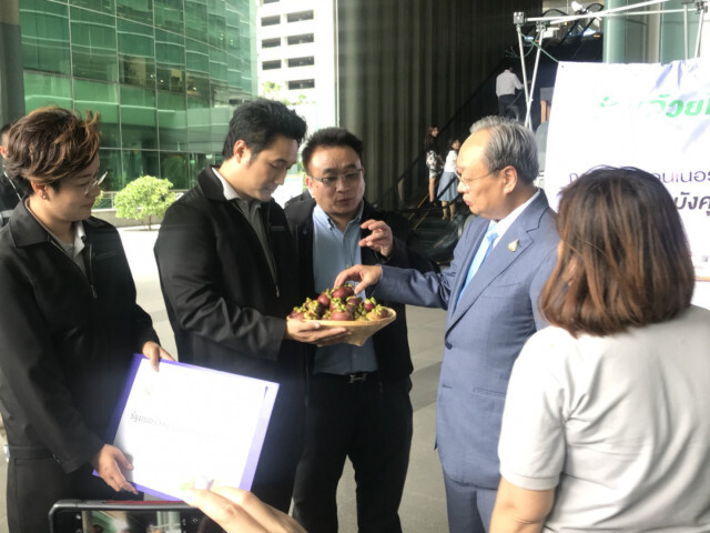 'สนธิรัตน์' เปิดพื้นที่ขายมังคุดช่วยชาวสวนระบายผลผลิต