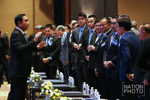 "บิ๊กตู่" ขอโทษรัฐมนตรีกลางเวทีมอบนโยบาย ลั่นทำเต็มที่แล้ว