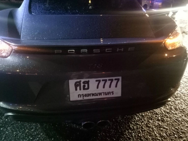 น้องชายปลัดกระทรวงเกษตรฯ ซิ่ง ปอร์เช่เสยต้นไม้