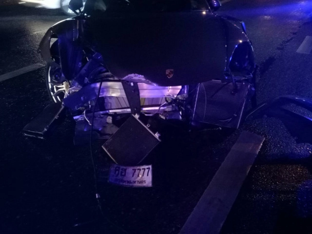 น้องชายปลัดกระทรวงเกษตรฯ ซิ่ง ปอร์เช่เสยต้นไม้