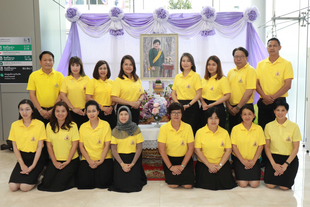 ดีแทค ทูลเกล้าฯ ถวายแจกันดอกไม้แด่ "พระเจ้าวรวงศ์เธอ พระองค์เจ้าโสมสวลี กรมหมื่นสุทธนารีนาถ" ดีแทค ทูลเกล้าฯ ถวายแจกันดอกไม้แด่ "พระเจ้าวรวงศ์เธอ พระองค์เจ้าโสมสวลี กรมหมื่นสุทธนารีนาถ"