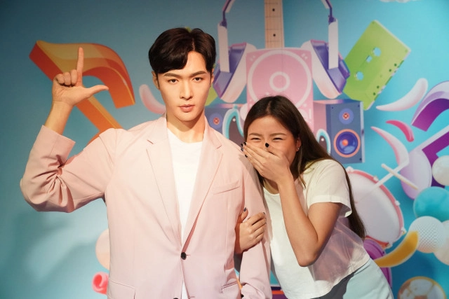 หุ่นขี้ผึ้ง "เลย์ EXO" (จาง อี้ชิง) บุกมาดามทุสโซ กรุงเทพฯ ต้อนรับคอนเสิร์ตเดี่ยวครั้งแรกในไทย !