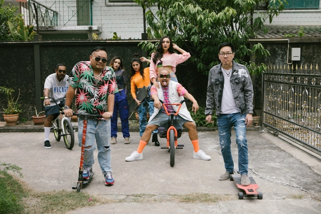 "โจอี้บอย" ปล่อยช็อตเด็ดสาวๆ รายล้อมกรุ้มกริ่มกลางสระน้ำ