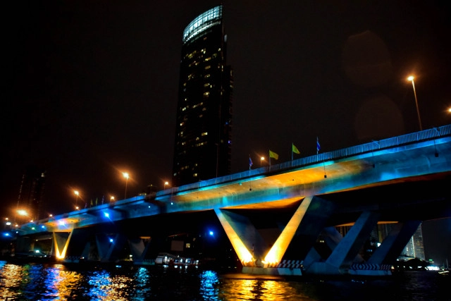 เปิดไฟประดับสีฟ้า-เหลือง สะพานข้ามแม่น้ำเจ้าพระยา 13 แห่ง