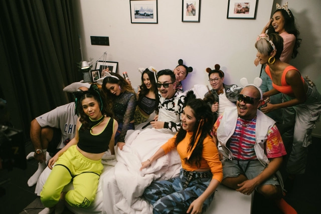 "โจอี้บอย" ปล่อยช็อตเด็ดสาวๆ รายล้อมกรุ้มกริ่มกลางสระน้ำ