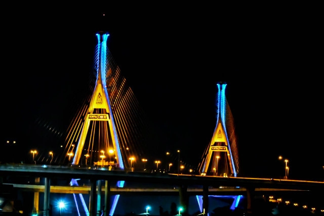 เปิดไฟประดับสีฟ้า-เหลือง สะพานข้ามแม่น้ำเจ้าพระยา 13 แห่ง