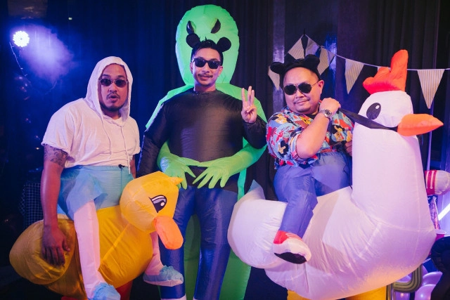 "โจอี้บอย" ปล่อยช็อตเด็ดสาวๆ รายล้อมกรุ้มกริ่มกลางสระน้ำ