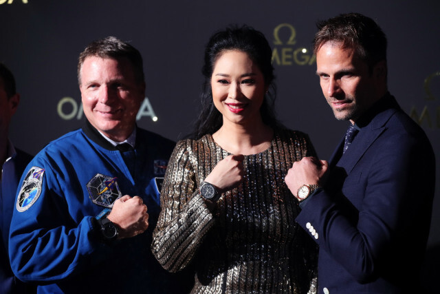 กระทบไหล่นักบินอวกาศในงาน "GOLDEN MOMENTS" ฉลองครบรอบ 50 ปีภารกิจพิชิตดวงจันทร์