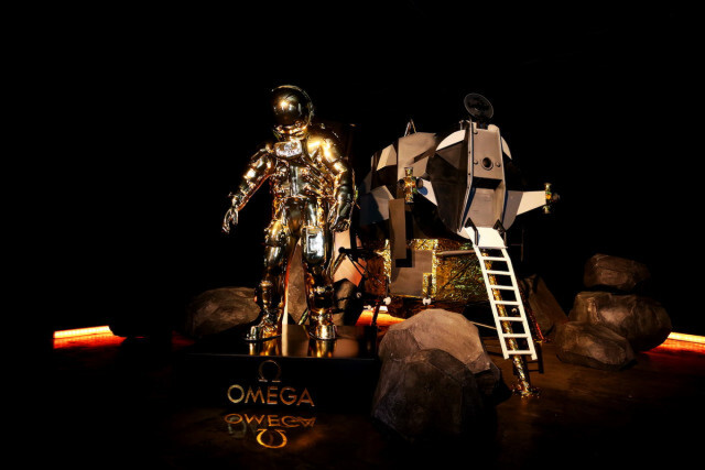 กระทบไหล่นักบินอวกาศในงาน "GOLDEN MOMENTS" ฉลองครบรอบ 50 ปีภารกิจพิชิตดวงจันทร์