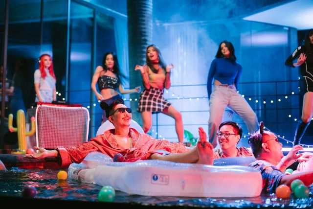 "โจอี้บอย" ปล่อยช็อตเด็ดสาวๆ รายล้อมกรุ้มกริ่มกลางสระน้ำ