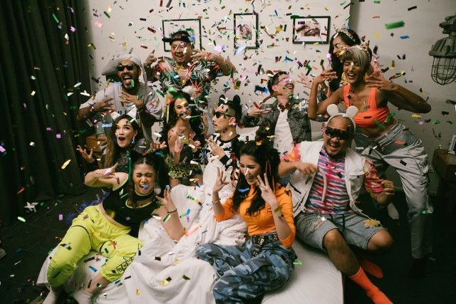 "โจอี้บอย" ปล่อยช็อตเด็ดสาวๆ รายล้อมกรุ้มกริ่มกลางสระน้ำ