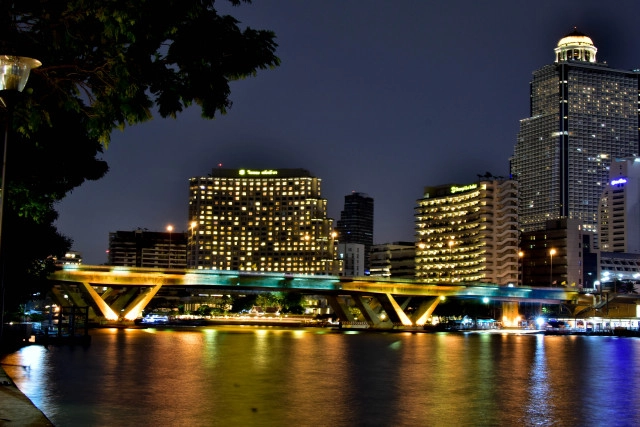 เปิดไฟประดับสีฟ้า-เหลือง สะพานข้ามแม่น้ำเจ้าพระยา 13 แห่ง