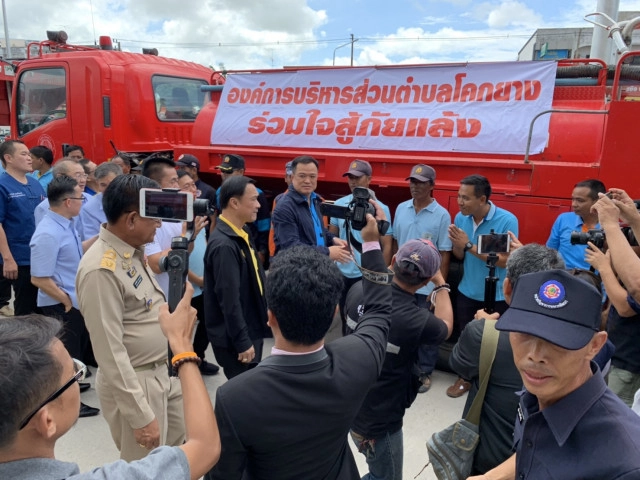 "อนุทิน" ขับเครื่องบิน! พา มท.3 ลุยแก้ภัยแล้ง รพ.สุรินทร์