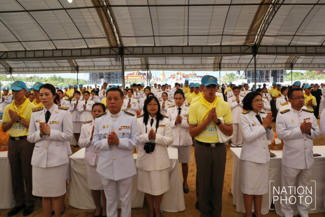 "นายกฯ" นำประชาชนตักบาตรวันแม่แห่งชาติ