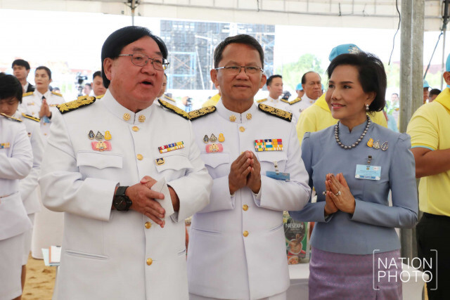 "นายกฯ" นำประชาชนตักบาตรวันแม่แห่งชาติ