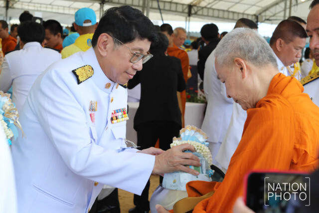 "นายกฯ" นำประชาชนตักบาตรวันแม่แห่งชาติ