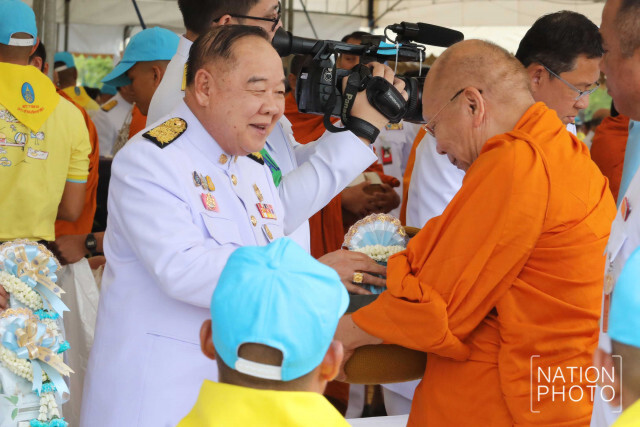 "นายกฯ" นำประชาชนตักบาตรวันแม่แห่งชาติ