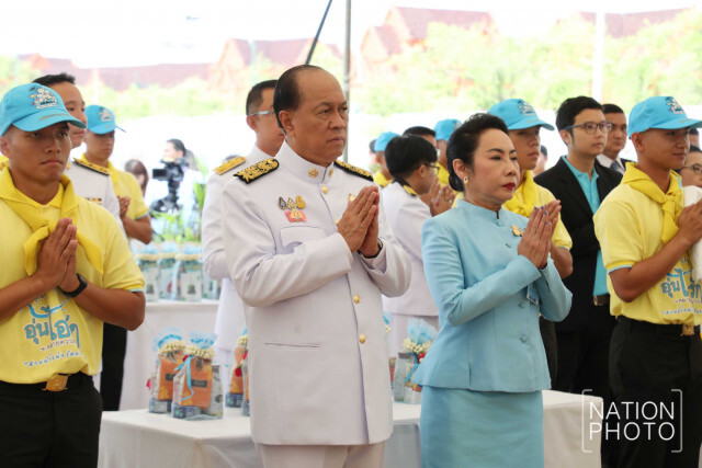 "นายกฯ" นำประชาชนตักบาตรวันแม่แห่งชาติ
