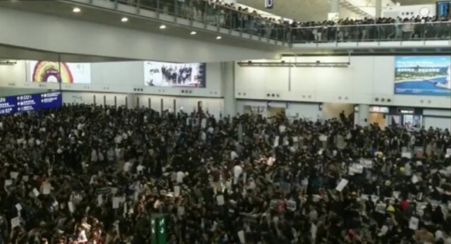 สื่อนอกเผย! ตร.เตรียมเข้าสลายผู้ชุมนุมสนามบินฮ่องกง