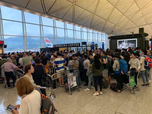 นทท.ไทย เล่านาทีติดค้างสนามบินนานาชาติฮ่องกง