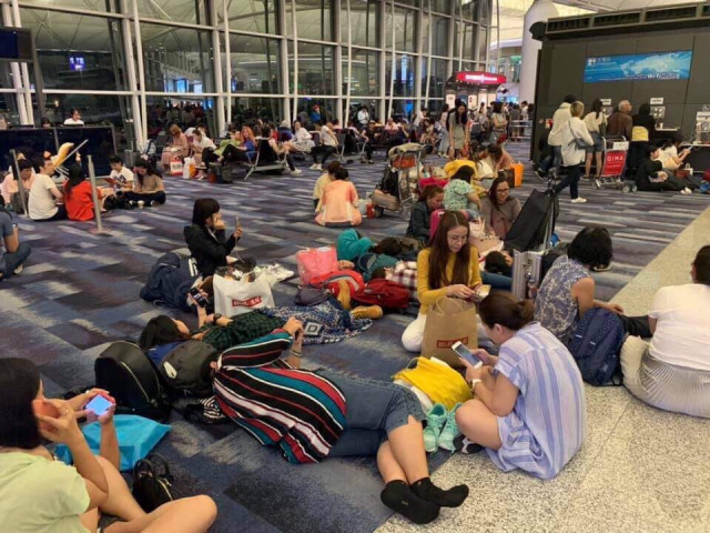 นทท.ไทย เล่านาทีติดค้างสนามบินนานาชาติฮ่องกง