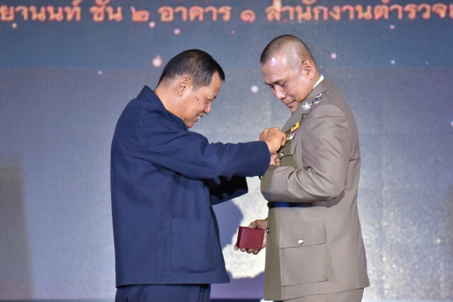 "เฉลิมเกียรติ"มอบเข็มเชิดชูเกียรติคนทำดี