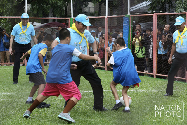 เชียร์กระหึ่ม! "ลุงตู่" หัวแถว เล่น "ชักเย่อ" กับเด็กพิการสายตาสุดคึกคัก