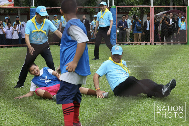 เชียร์กระหึ่ม! "ลุงตู่" หัวแถว เล่น "ชักเย่อ" กับเด็กพิการสายตาสุดคึกคัก