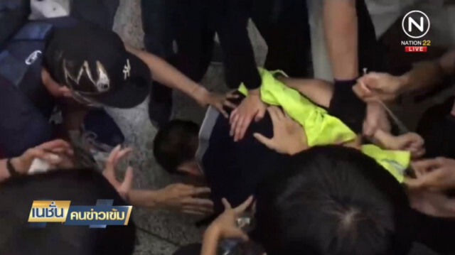 คลิปนาทีชีวิต หลังม็อบฮ่องกงจับนักข่าวจีนมัด ก่อนรุมทำร้าย