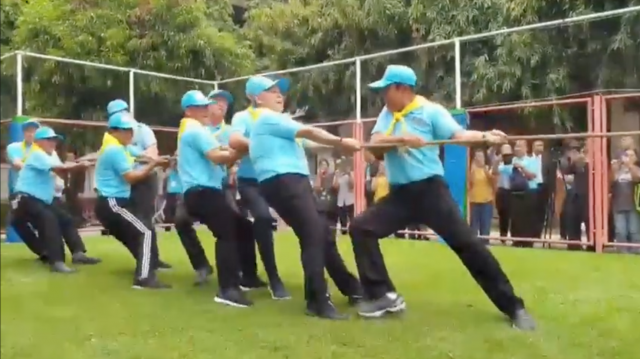 เชียร์กระหึ่ม! "ลุงตู่" หัวแถว เล่น "ชักเย่อ" กับเด็กพิการสายตาสุดคึกคัก