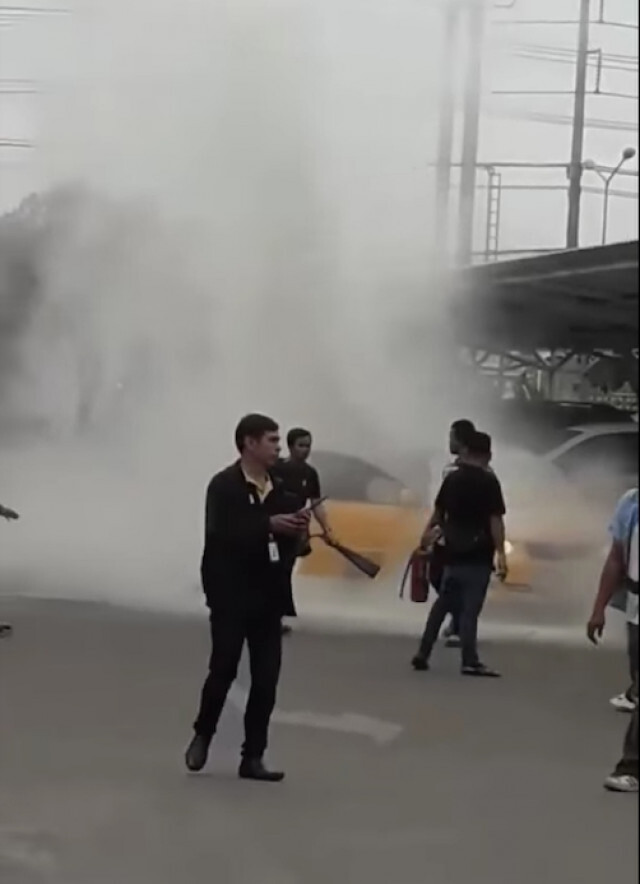 ไฟไหม้รถยนต์กลางลานจอดรถห้างดัง คนขับอาการสาหัส คาดอาจจะจุดไฟเผาตัวเองประชดปัญหา