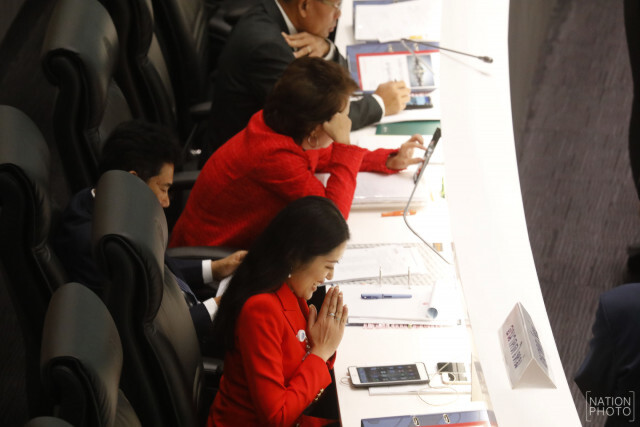 ศิษย์เก่าจุฬา จวก "ช่อ" ชุดแดงแจ๋เข้าสภา ยังเหมือนเดิม! ช่างงามจนน่าใจหาย...
