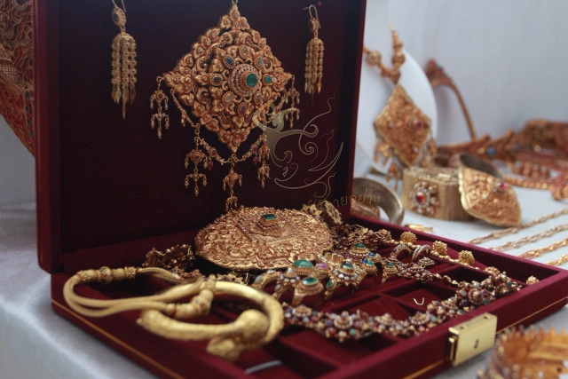 "ฟ้าใส ปวีณสุดา" สวมชุดไทยสวยสง่า ดั่งสตรีสูงศักดิ์ในแต่ละสมัย