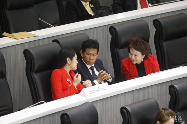 ศิษย์เก่าจุฬา จวก "ช่อ" ชุดแดงแจ๋เข้าสภา ยังเหมือนเดิม! ช่างงามจนน่าใจหาย...
