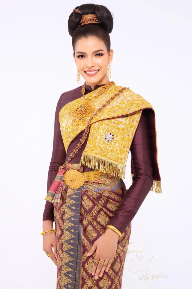 "ฟ้าใส ปวีณสุดา" สวมชุดไทยสวยสง่า ดั่งสตรีสูงศักดิ์ในแต่ละสมัย