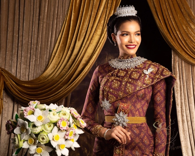 "ฟ้าใส ปวีณสุดา" สวมชุดไทยสวยสง่า ดั่งสตรีสูงศักดิ์ในแต่ละสมัย