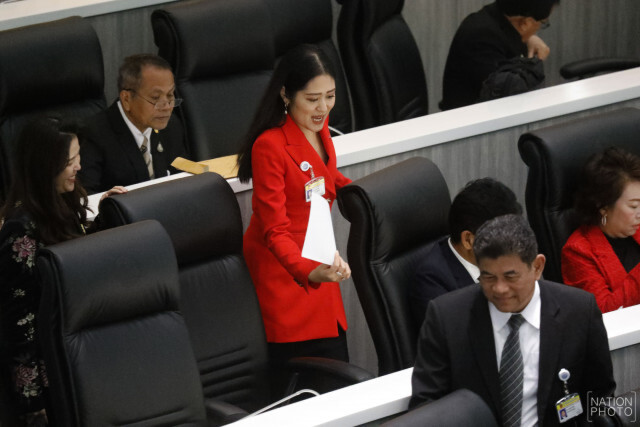 ศิษย์เก่าจุฬา จวก "ช่อ" ชุดแดงแจ๋เข้าสภา ยังเหมือนเดิม! ช่างงามจนน่าใจหาย...