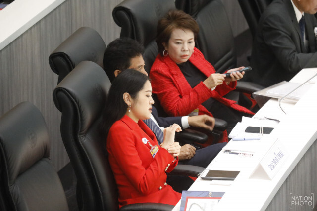 ศิษย์เก่าจุฬา จวก "ช่อ" ชุดแดงแจ๋เข้าสภา ยังเหมือนเดิม! ช่างงามจนน่าใจหาย...