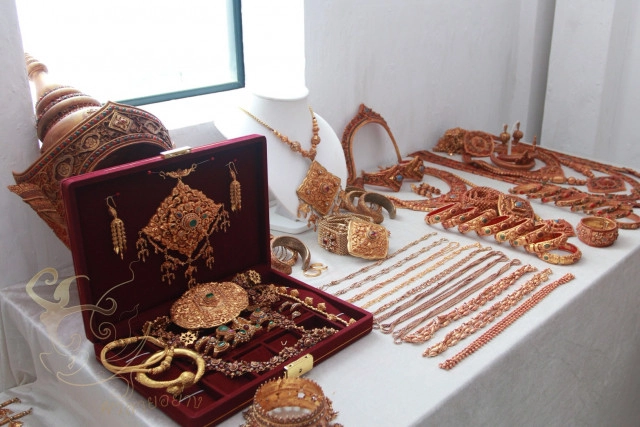 "ฟ้าใส ปวีณสุดา" สวมชุดไทยสวยสง่า ดั่งสตรีสูงศักดิ์ในแต่ละสมัย