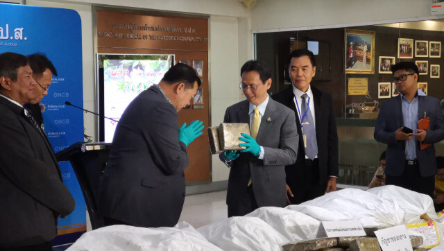 กรมแพทย์แผนไทยฯ​ รับมอบของกลาง​กัญชา 1​ ตันผลิตยาพื้นบ้าน​ 6​ แสนขวด​ 5​ cc