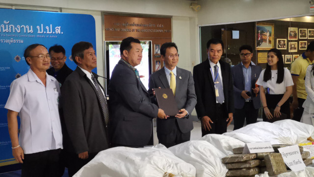 กรมแพทย์แผนไทยฯ​ รับมอบของกลาง​กัญชา 1​ ตันผลิตยาพื้นบ้าน​ 6​ แสนขวด​ 5​ cc